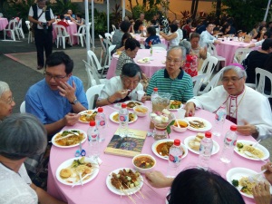  William Goh, Erzbischof von Singapur beim "Diner" unter dem gemeinen Volk, Foto: Herbert Odermatt